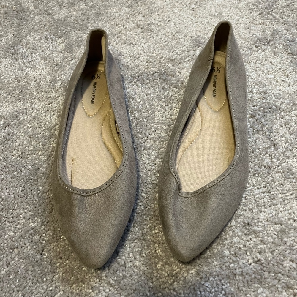 Ladies tan flats, size 6 1/2, new without tags